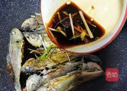 Illustration of how to make fish-flavored yellow croaker 9