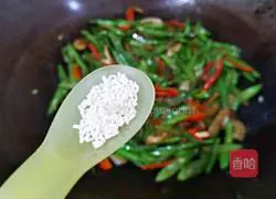 Illustration of how to fry green beans with oil residue 13