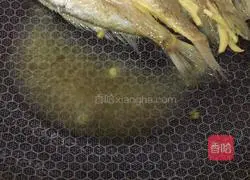 Illustration of how to make fried yellow croaker with pickled vegetables 6