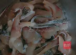 Illustration of how to make homemade fish in sour soup 1