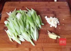 Illustration of how to make fried meat with celery 4