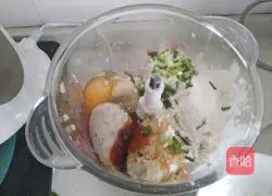 Illustration of how to make taro meatballs 3