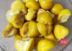 Illustration of how to make chestnut steamed chicken wings 3