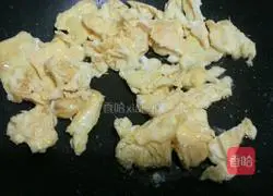 Illustration of how to make scrambled eggs with lettuce 6