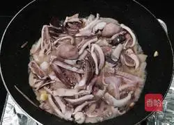 Illustration of how to cook squid in sauce 3