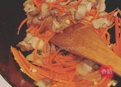 Illustration of how to make fried pork slices with green garlic sprouts 3