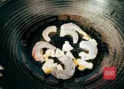 Illustration of how to stir-fry shrimps with broccoli 9