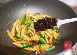 Illustration of how to stir-fry garlic sprouts 12