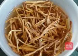 Illustration of how to make steamed ribs with daylily 1