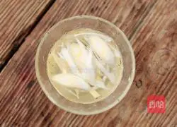 Three fresh bamboo shoots and fried crispy pork Illustration of how to make pills 3