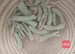 Stir-fried squid tubes with green pepper and red ones Practice illustration 6