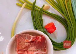 Illustration of how to make stir-fried meat with garlic moss 1