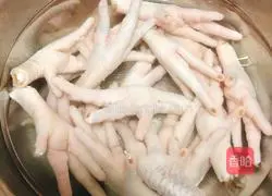Illustration of how to make braised chicken feet 1