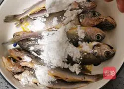 Illustration of how to make pan-fried small yellow croaker 9