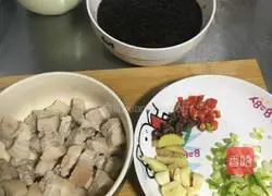 Illustration of a simple and easy way to make pork with dried plums and vegetables 3