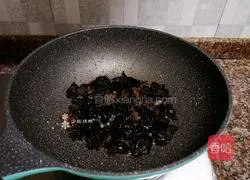 Illustration of how to make spinach, fungus and scrambled eggs 10