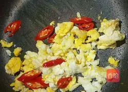 Fried eggs with garlic and sprouts Illustration of how to do it 4