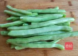 Illustration of how to make steamed dumplings with spiced green beans 2