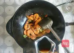 Illustration of how to make Chinese stir-fry shrimp and cabbage in iron pot 6