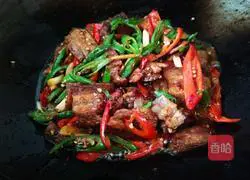 Illustration of twice-cooked pork with double pepper 14