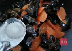 Illustration of how to stir-fry fungus with carrot 8