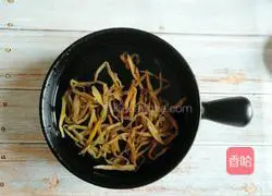 Illustration of how to cook ribs with daylily 2