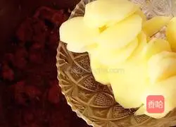 Illustration of how to make onion and potato slices 14