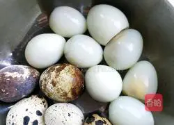 Illustration of how to make quail eggs wrapped in tomato sauce and meatballs 3