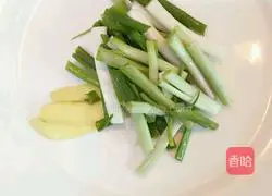 Illustration of how to stew lotus root with pork ribs 3