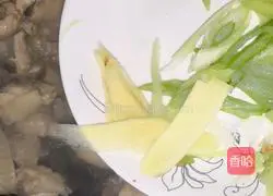 Illustration of how to make tea tree mushroom stewed chicken 8