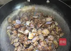 Illustration of how to make spicy fried clams 1