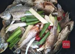 Illustration of how to make crispy crucian carp 5