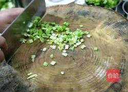 Illustration of how to make diced chicken with broken rice 3