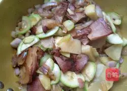 Illustration of how to make bacon braised rice in a lazy rice cooker 13