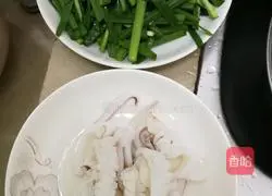 Illustration of how to make stir-fried squid with leeks 3