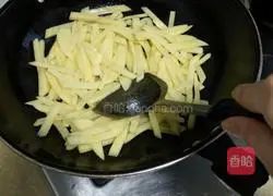 Illustration of how to make fried beef with potatoes 4
