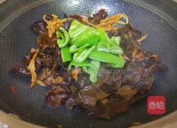 Illustration of how to make stir-fried day lily with pork belly and fungus 9