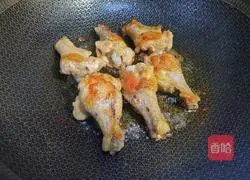 Illustration of how to cook chicken wing roots with snow peas 5