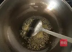 Illustration of how to stir-fry edamame with diced meat 4