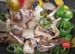Illustration of how to stir-fry fresh squid with preserved black pepper and black pepper 6