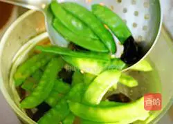 Lotus Pond Stir-fried#New Year's Eve Rice Recipe Illustration 3