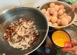 Super delicious five-spice salted egg recipe illustration 2