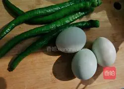 Illustration of how to make fried eggs with hot pepper 1
