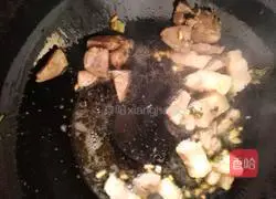 Illustration of how to make fried meat with garlic moss 4