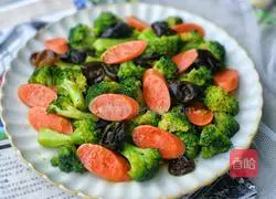 Illustration of how to make fried ham with broccoli and fungus 13