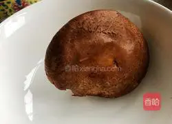 Illustration of how to make shrimp and mushroom egg rolls 3