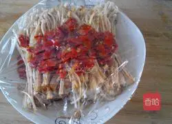 Illustration of how to make enoki mushrooms with chopped pepper 4