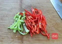 Illustration of how to stir-fry pork skin with onions and peppers 6