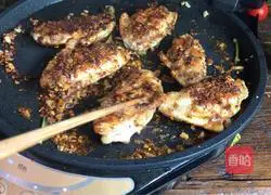 Illustration of how to bake wings in a pancake pan 12