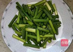 Illustration of how to make sliced meat and garlic sprouts 1